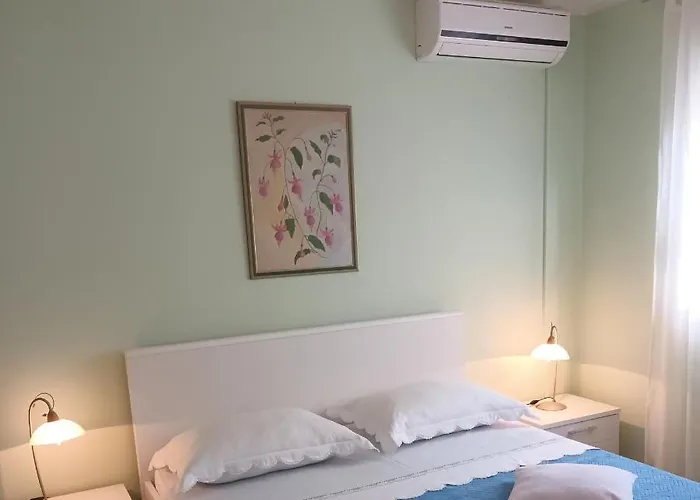 Oleander, Three-Bedroom Apartment In Trogir *