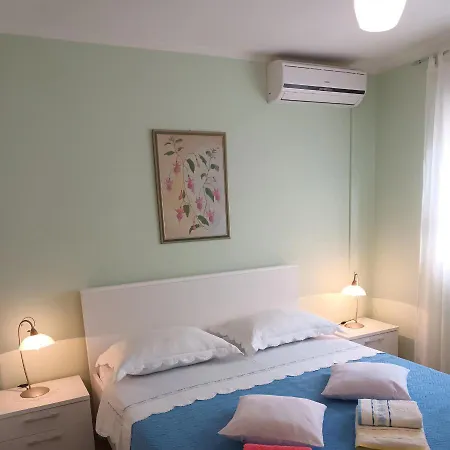 Oleander, Three-Bedroom Apartment In Trogir *